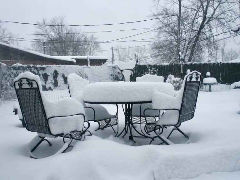 Wie bekommt man Gartenmöbel gut durch den Winter?
